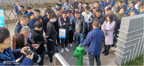 公司智能取水栓受到与会人员的关注