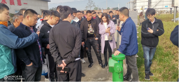 公司智能取水栓受到与会人员的关注